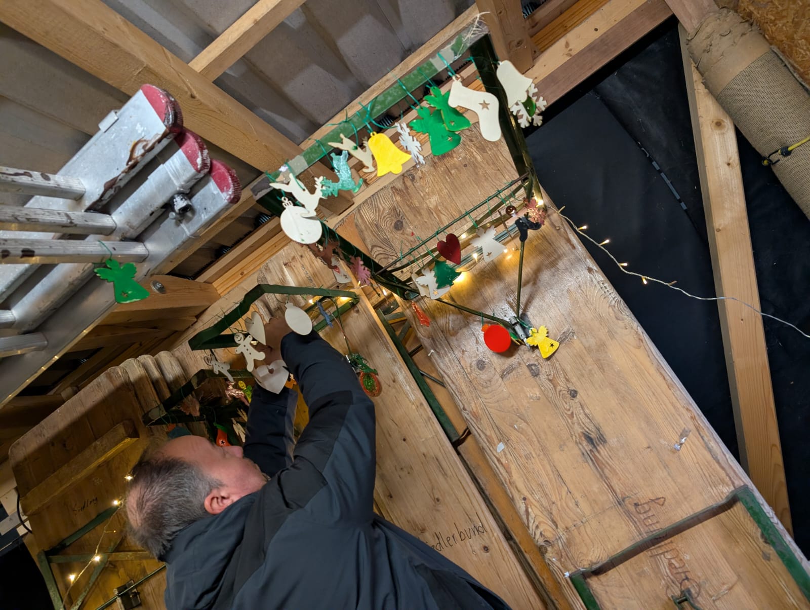 Kinder beim Basteln von Schmuck für den Weihnachtsbaum